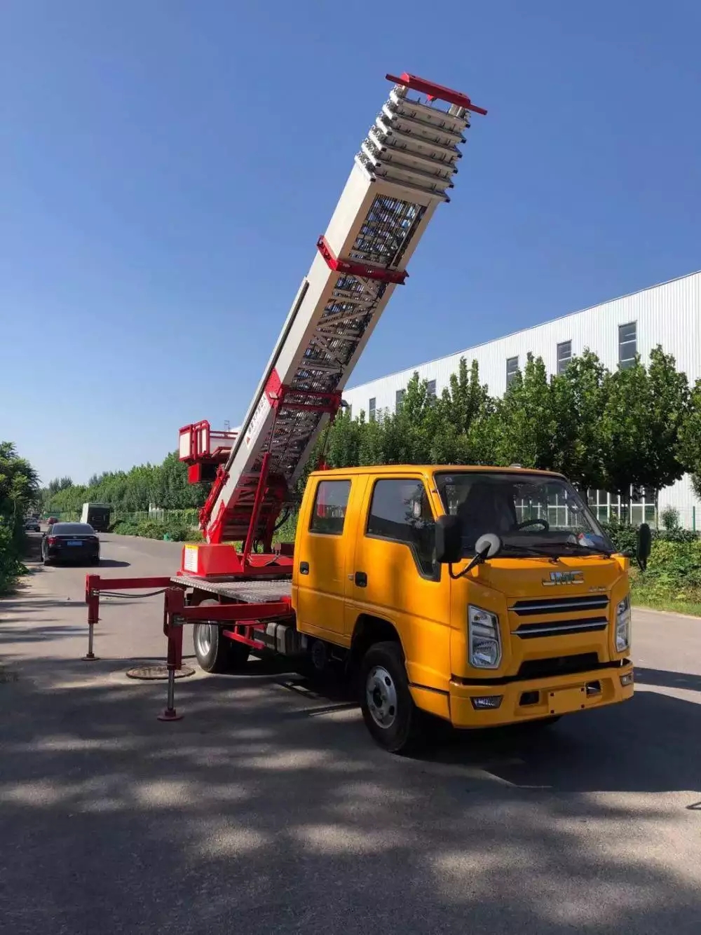 湾岭镇附近的云梯车出租服务：轻松解决高空作业需求